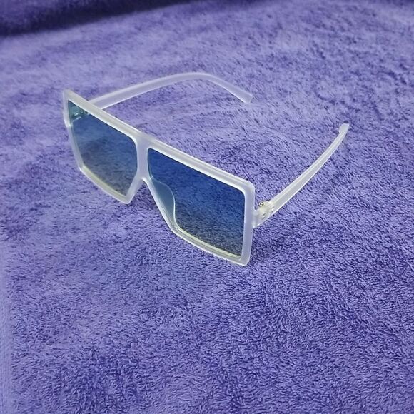 High Fashion Wmn's Oversized Sunglasses. - Picture 2 of 7